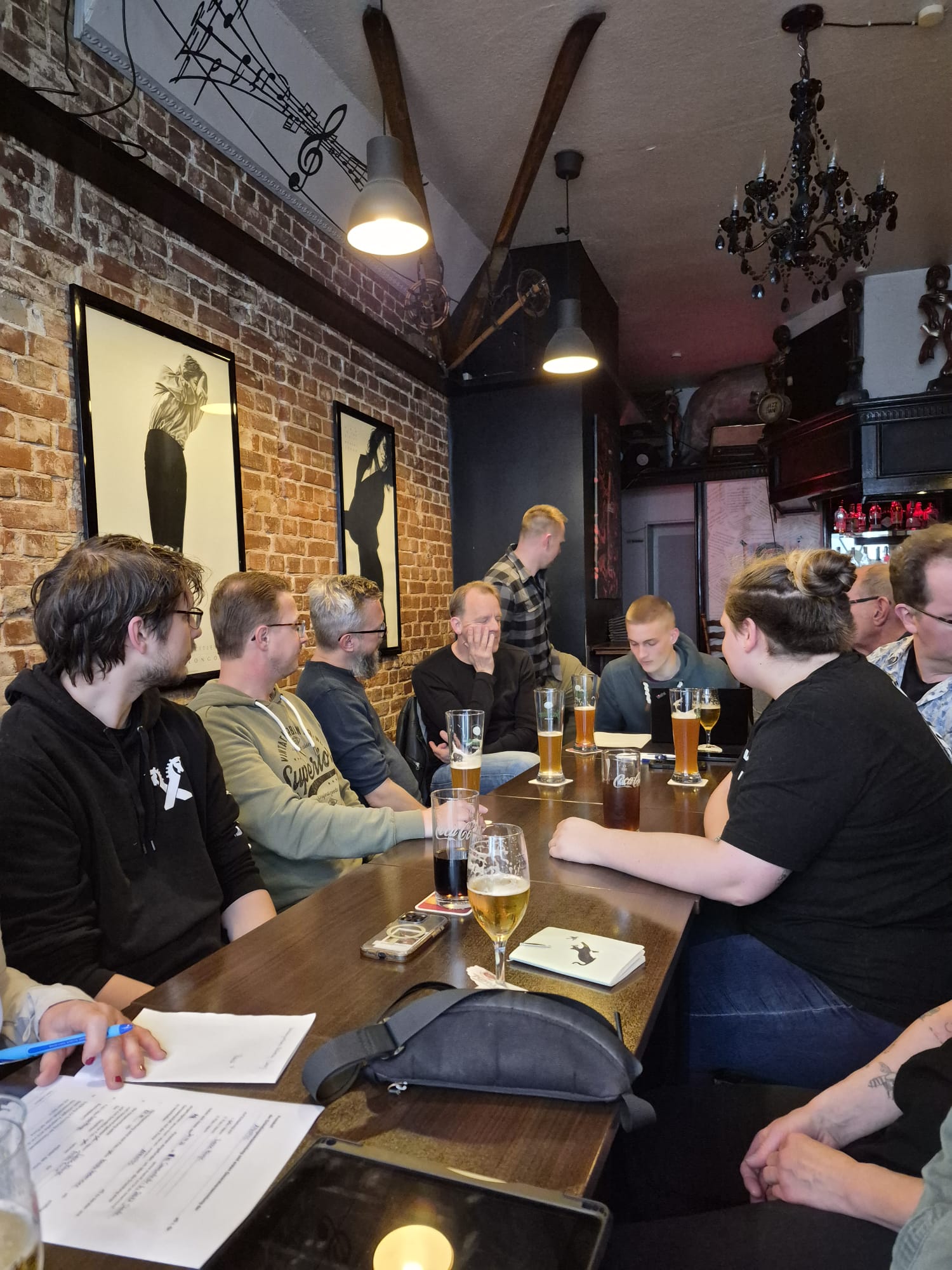 Arbeitskreis bei Bier und Laptops