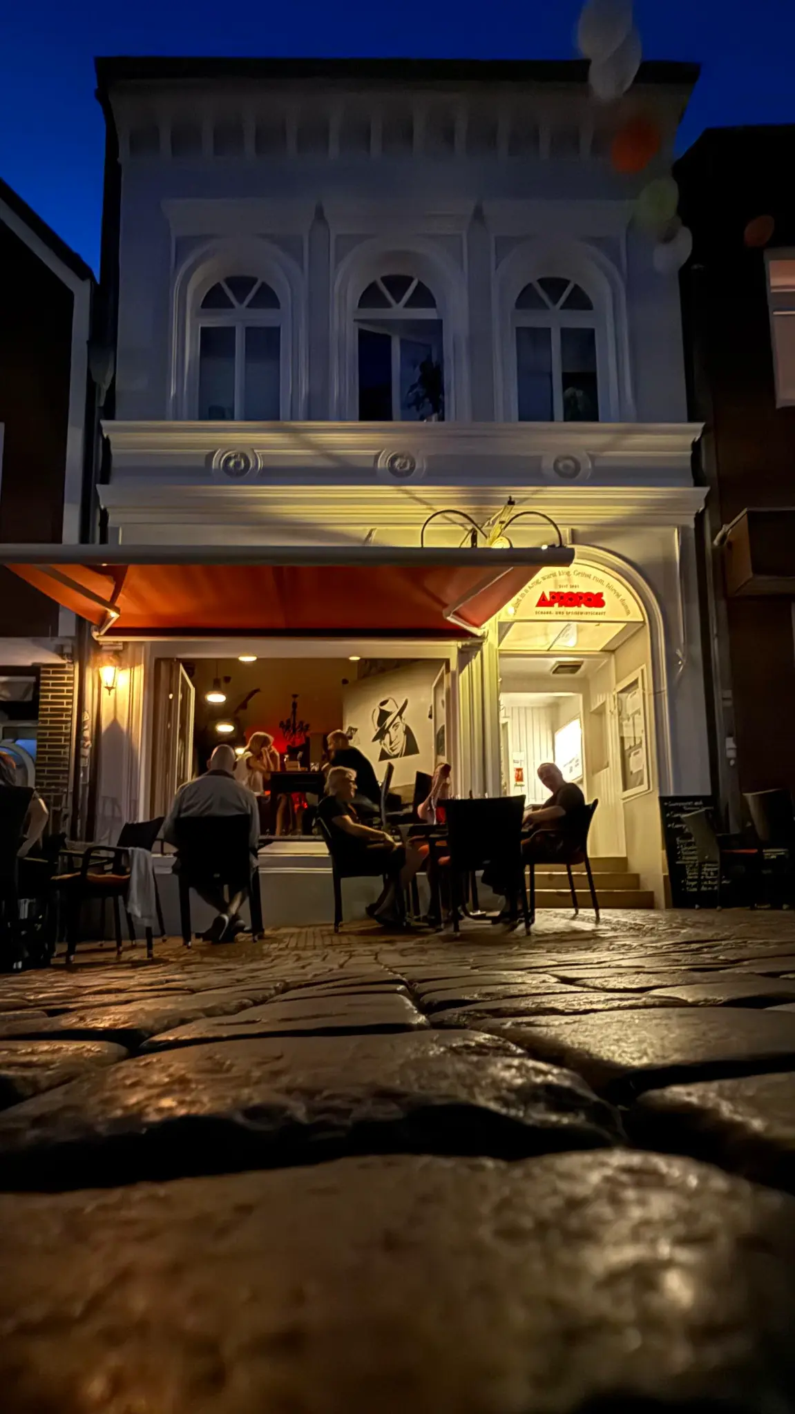 Das Apropos Stade bei Nacht &ndash; Aussenansicht