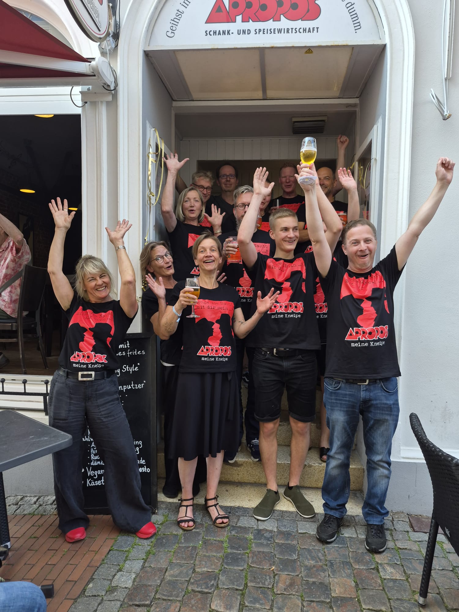 Das Team vor dem Eingang zur Er&ouml;ffnung