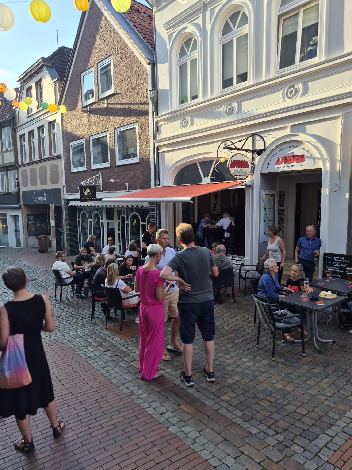 Er&ouml;ffnungsabend &ndash; Terrasse und G&auml;ste vor dem Apropos