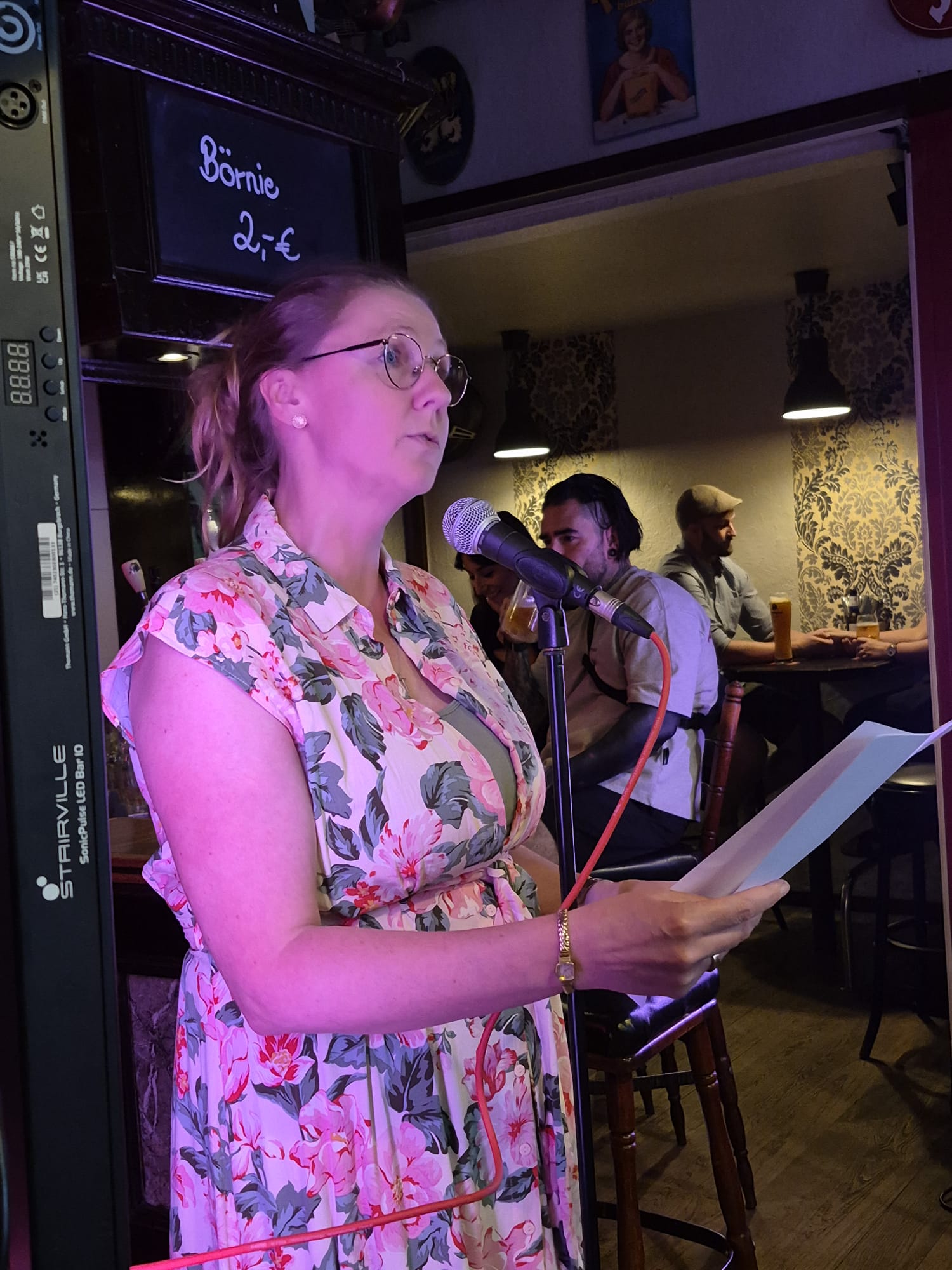 Performerin beim Poetry Slam Apropos