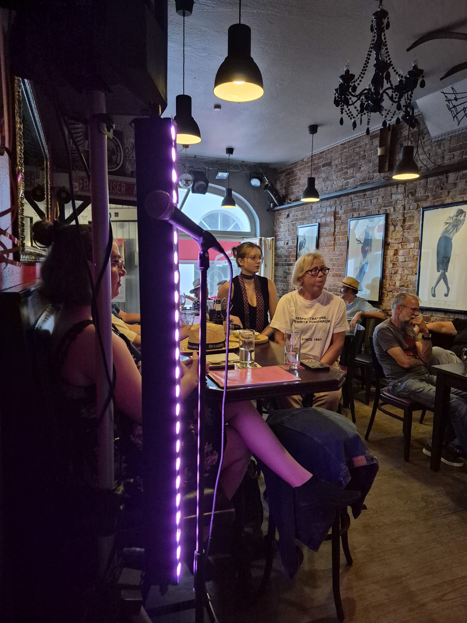 Publikum beim Poetry Slam Apropos