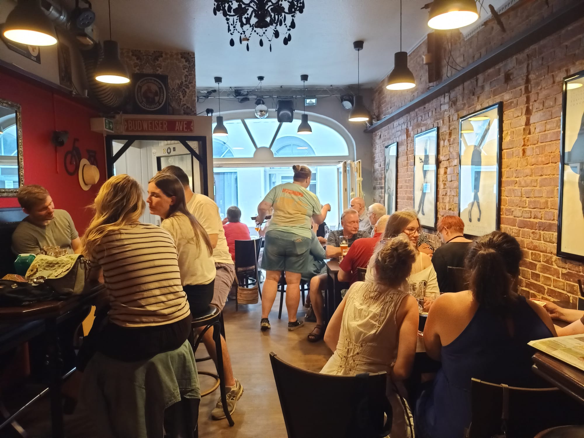 Volle Kneipe beim Kneipenquiz Apropos